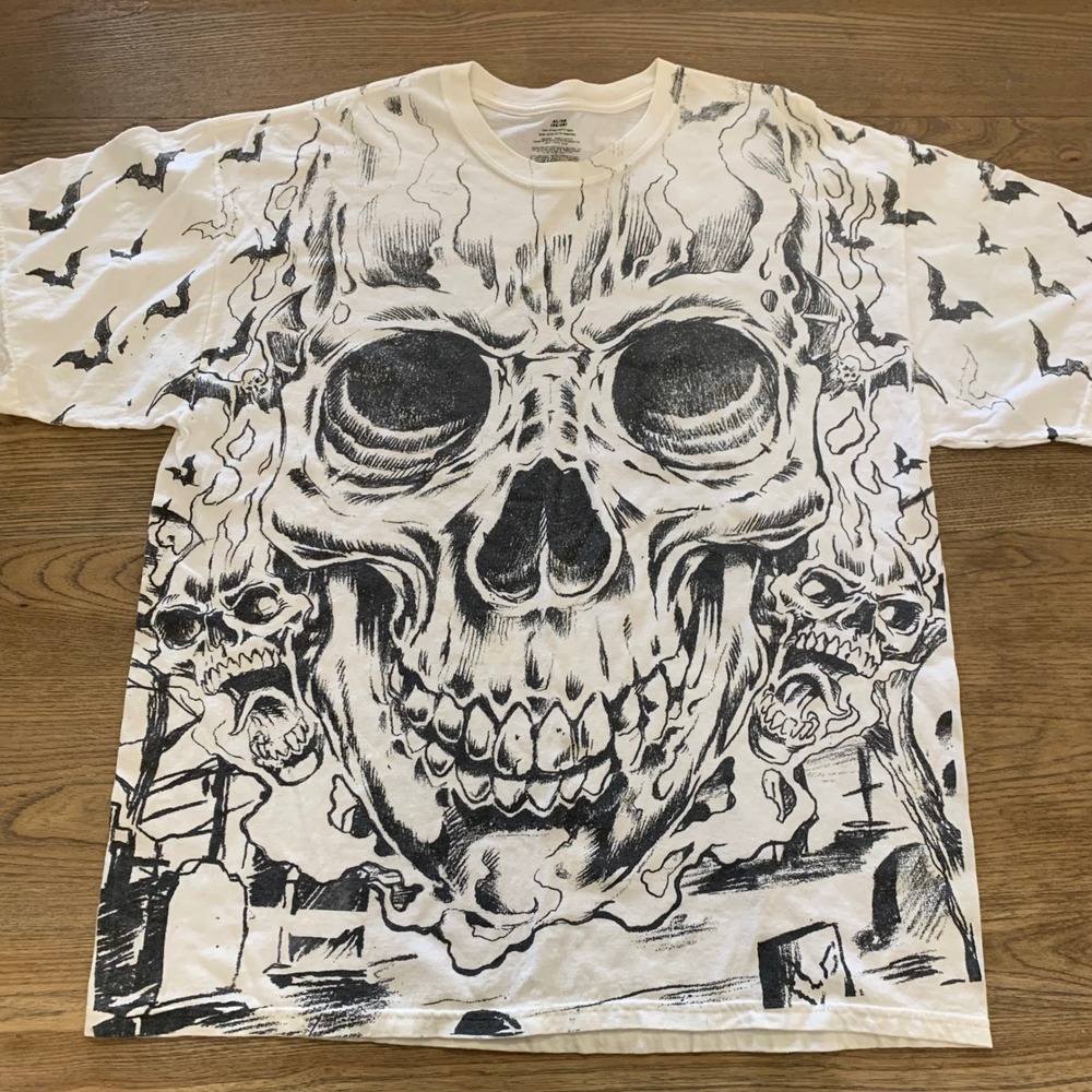 VTG Mens XL White Skull and Bats All Over Print Graphic T-Shirt Halloween